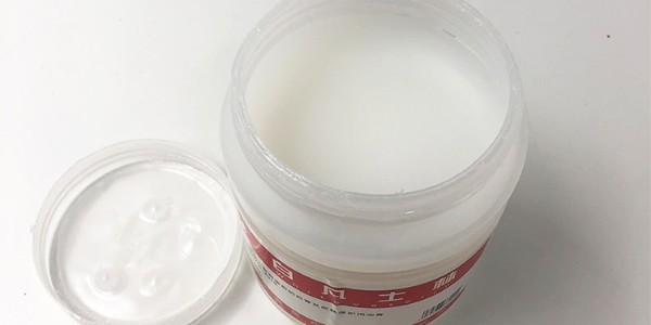 白凡士林油膏：護(hù)膚界的萬(wàn)金油，一瓶搞定多種問(wèn)題